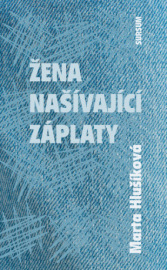 Žena našívající záplaty